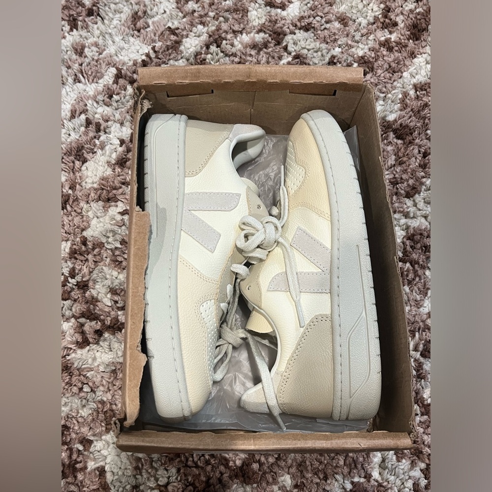NEW Veja V-10 chromefree leather Multico Cashew Pierre Sneakers size 9